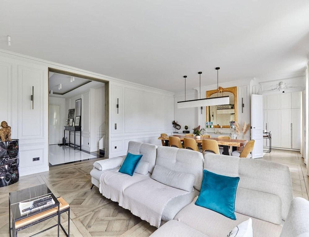 Incredible Apartment Etoile Porte Maillot - Tap to explore photos