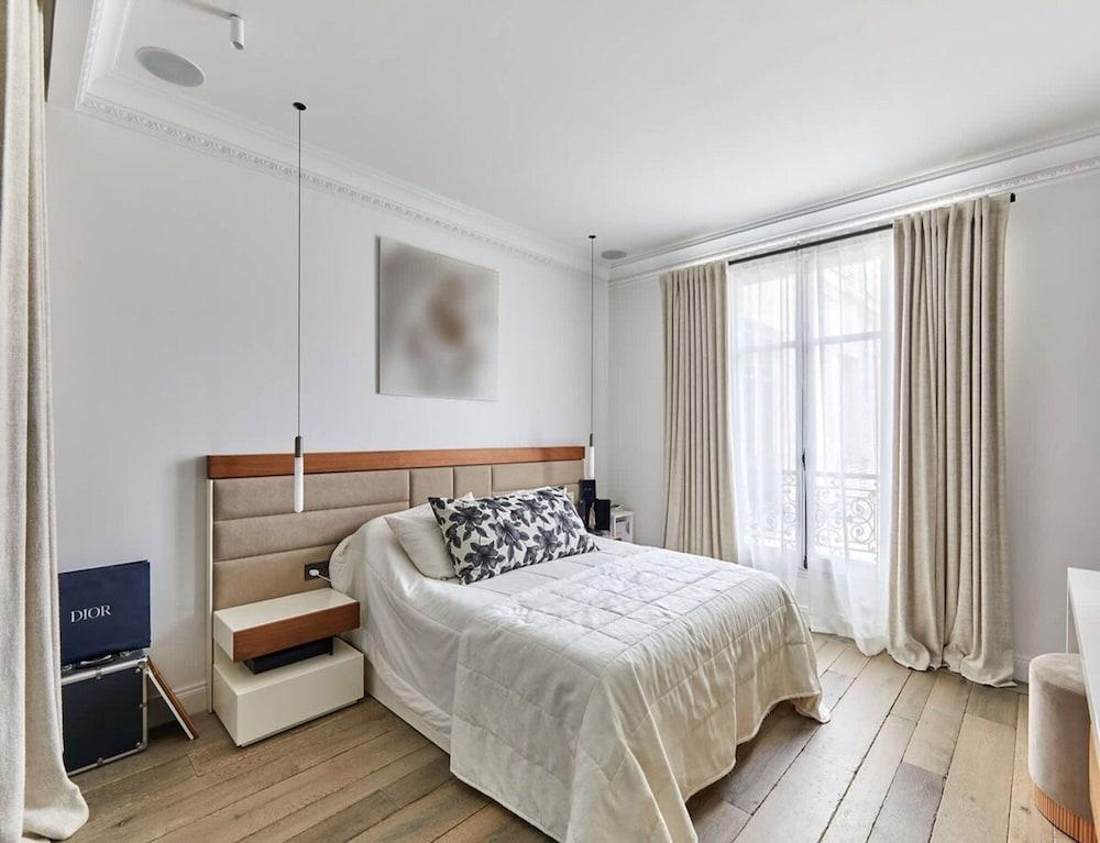 Incredible Apartment Etoile Porte Maillot - Tap to explore photos