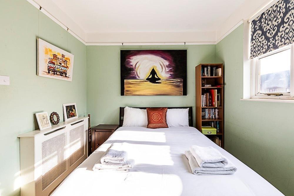 Stylish Spacious 3-bed Home in Vibrant Bow