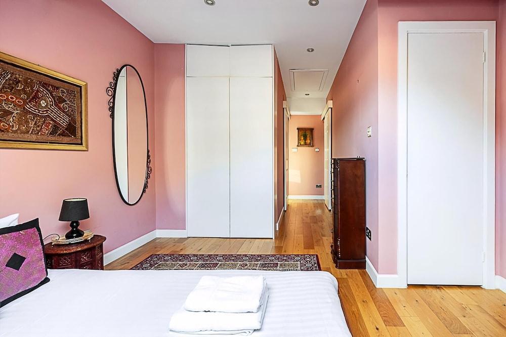 Stylish Spacious 3-bed Home in Vibrant Bow - Tap to explore photos
