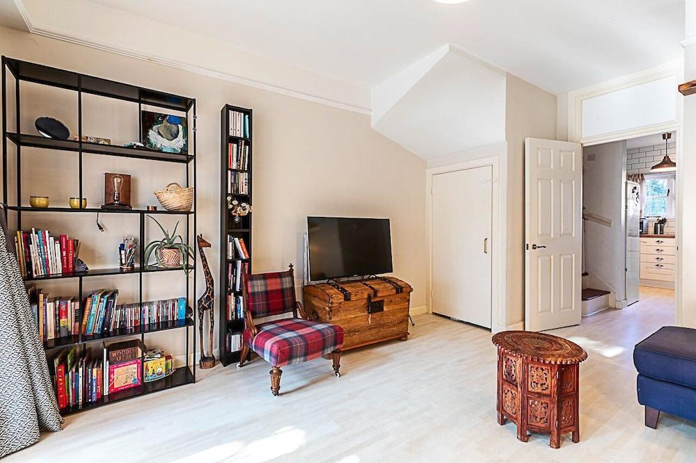 Stylish Spacious 3-bed Home in Vibrant Bow - Tap to explore photos