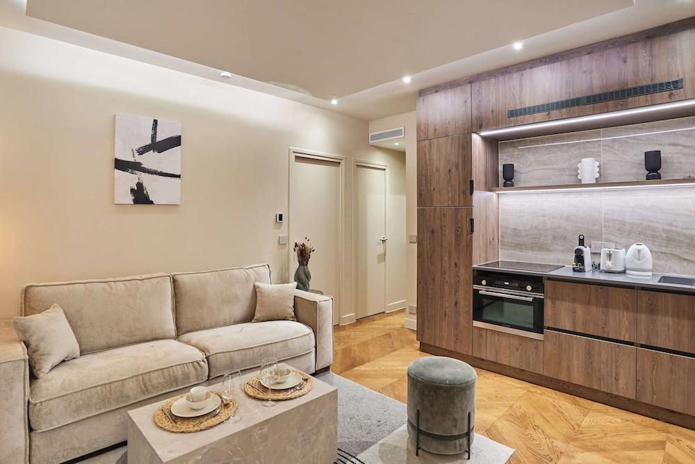 Superb Air-conditioned Flat on the Champs Elysees - Tap to explore photos