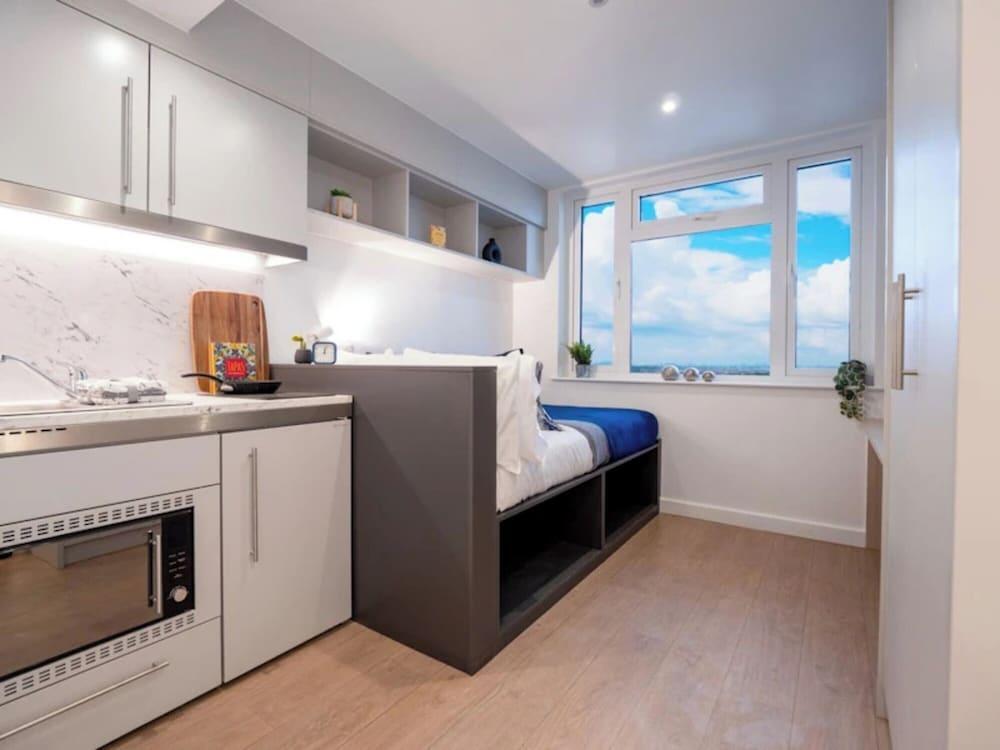 Student Only, Elegant Bronze Studio in Paddington - Tap to explore photos