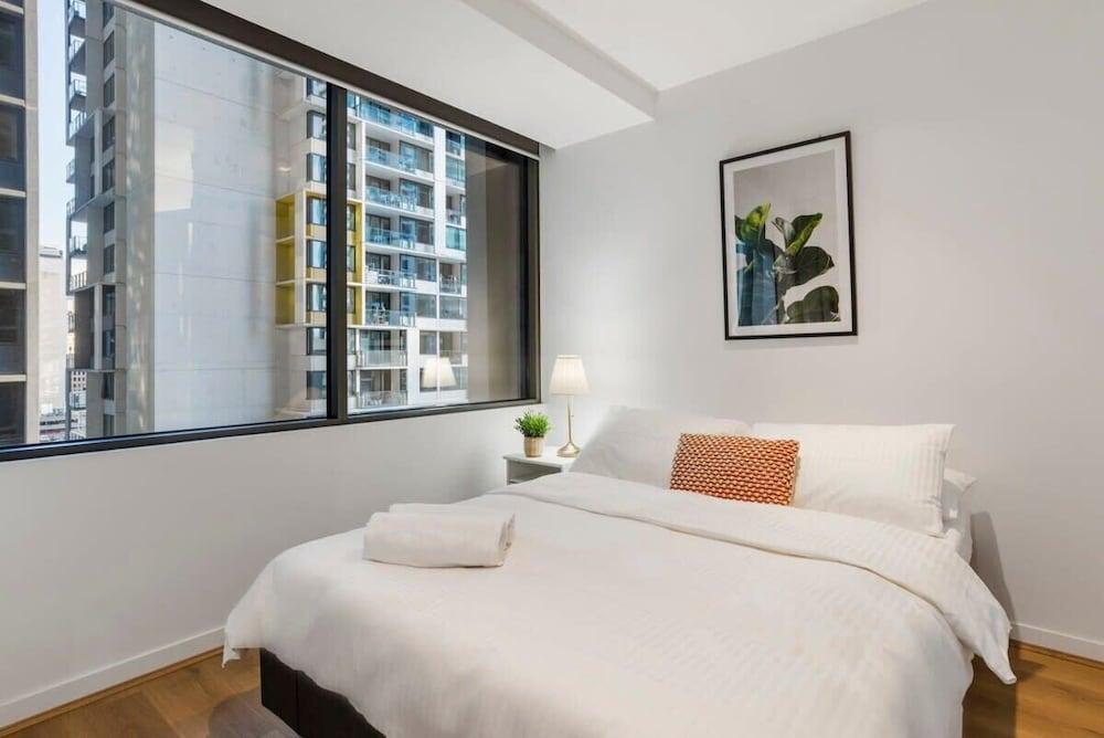 Cozy & Charming 2BR Stay, Free Parking - Tap to explore photos