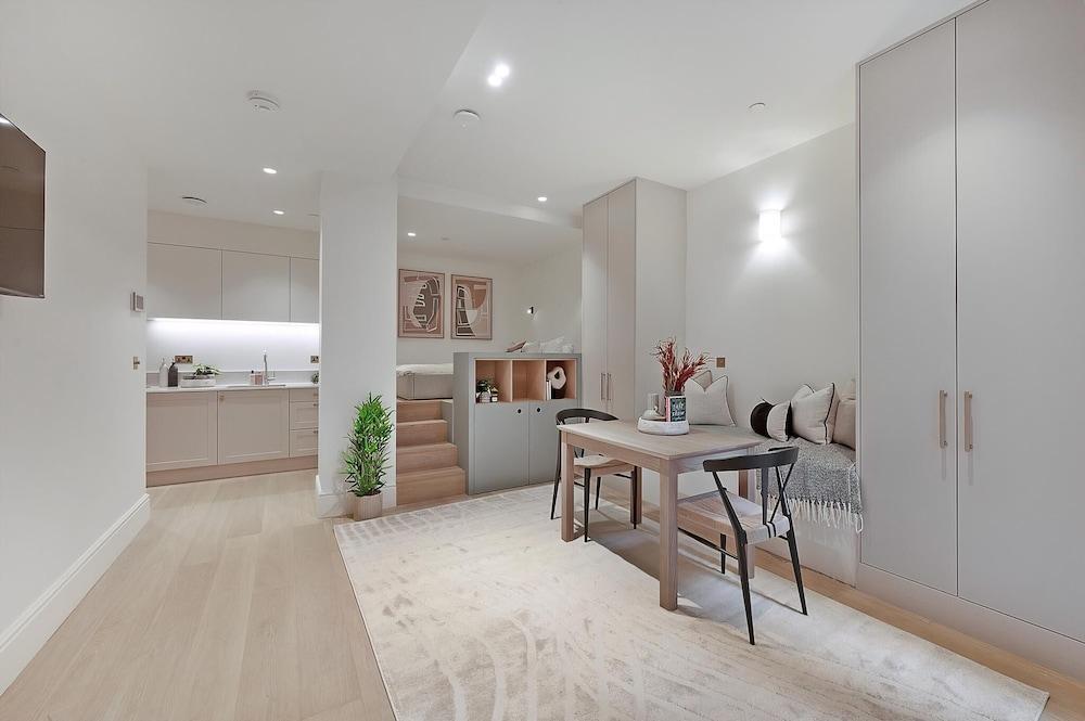 Stylish Earl's Court Studio Plus Patio - Tap to explore photos