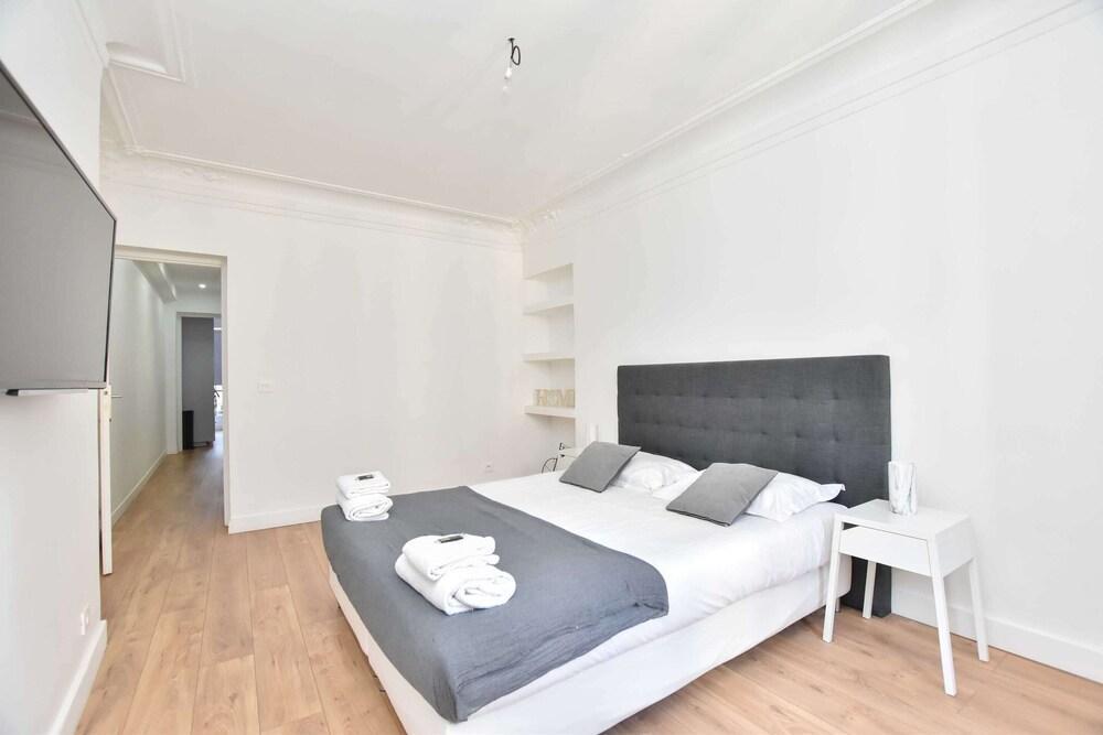 Charming 1br/4p Apartment - Louvre Museum - Tap to explore photos