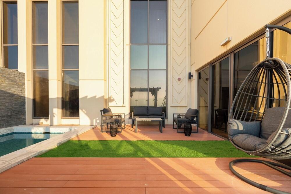 Lux BnB Penthouse JBR Ocean View - Tap to explore photos
