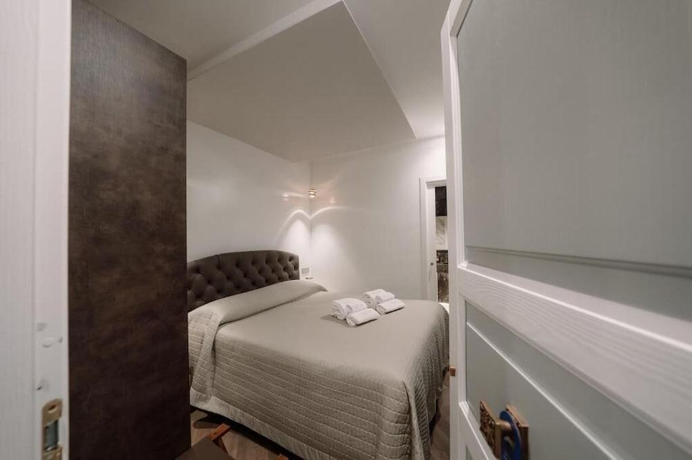 Sofia Ultra Suite Collection - Tap to explore photos