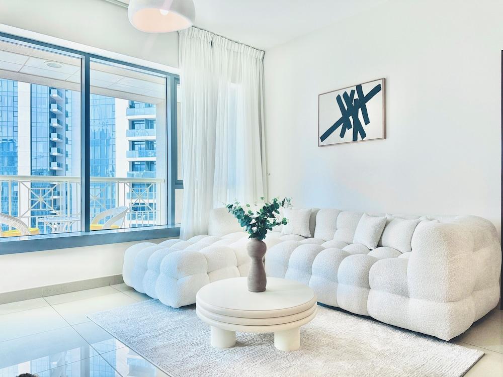 Venduras Chic 1BR near Burj Khalifa - Tap to explore photos