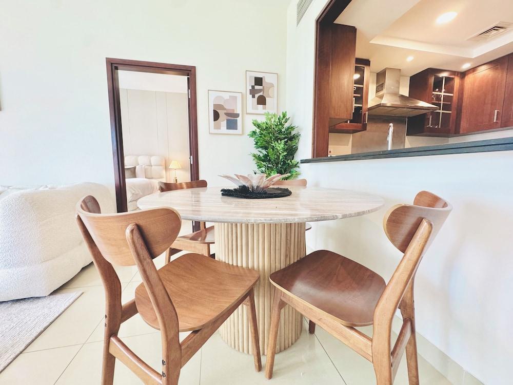 Venduras Chic 1BR near Burj Khalifa - Tap to explore photos