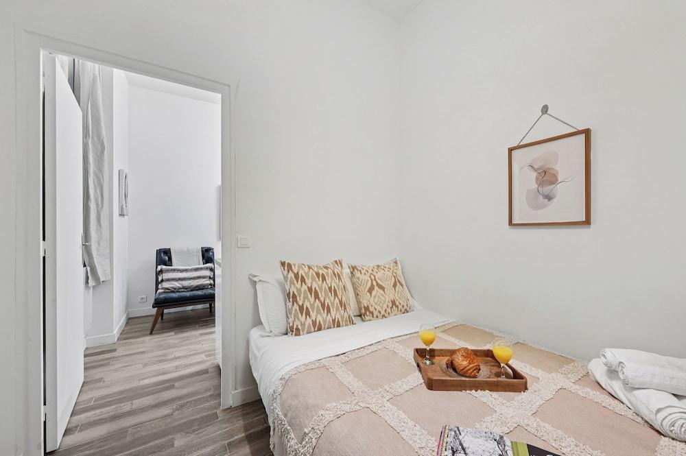 Stylish 1BR Flat Near Luxembourg Gardens - Tap to explore photos