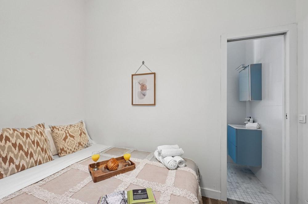 Stylish 1BR Flat Near Luxembourg Gardens - Tap to explore photos