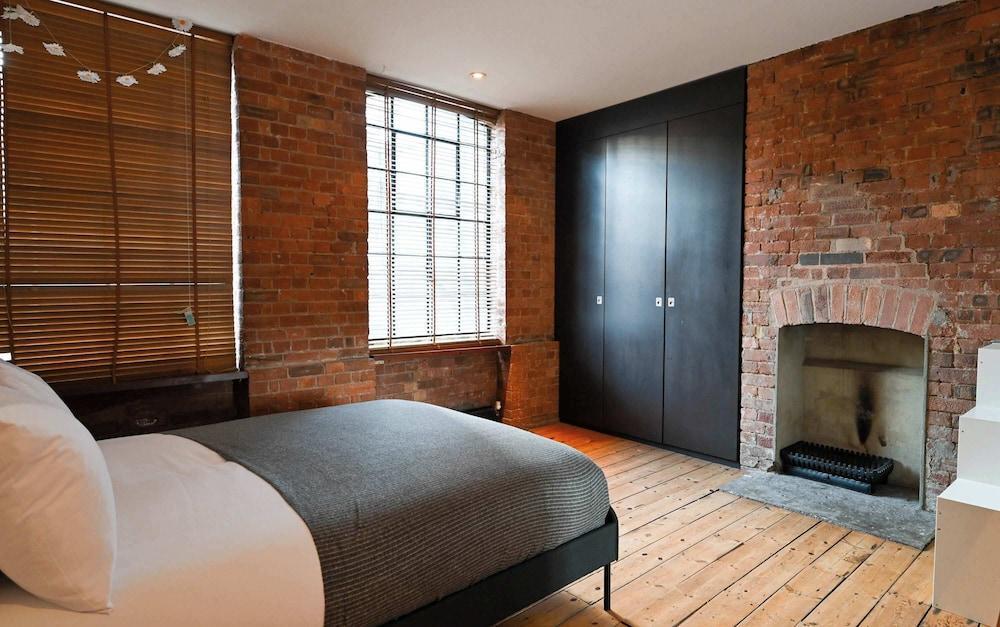Characterful Double Bedroom in a Converted Warehouse Shoreditch - Tap to explore photos