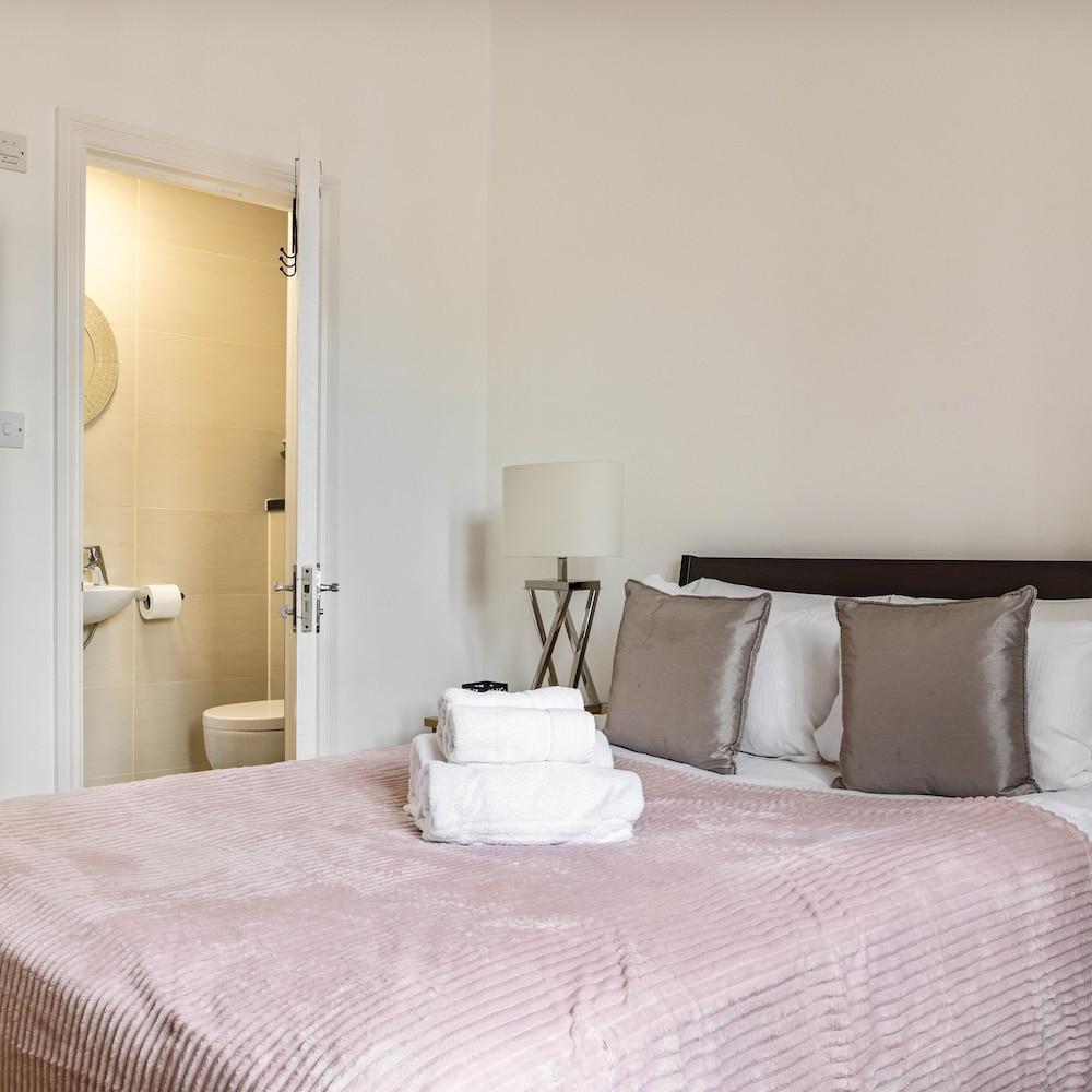 Cosy Studio in Earls Court Flat 10 - Tap to explore photos