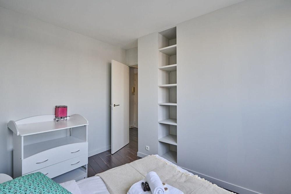 Sublime 2 Bedroom Flat Quai de Seine Eiffel Tower - Tap to explore photos