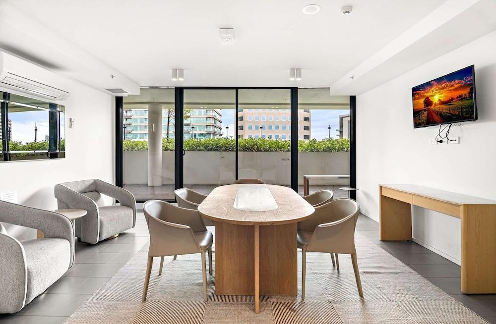 South Melbourne Apartment With Gym Access