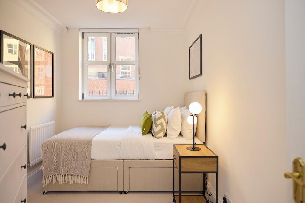 Lapwing Court Retreat - Tap to explore photos