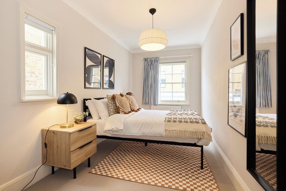 Regent's Park Mews - Tap to explore photos