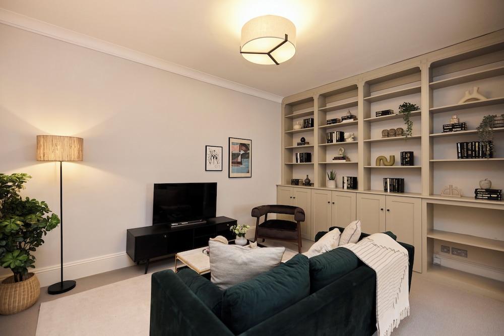 Regent's Park Mews - Tap to explore photos