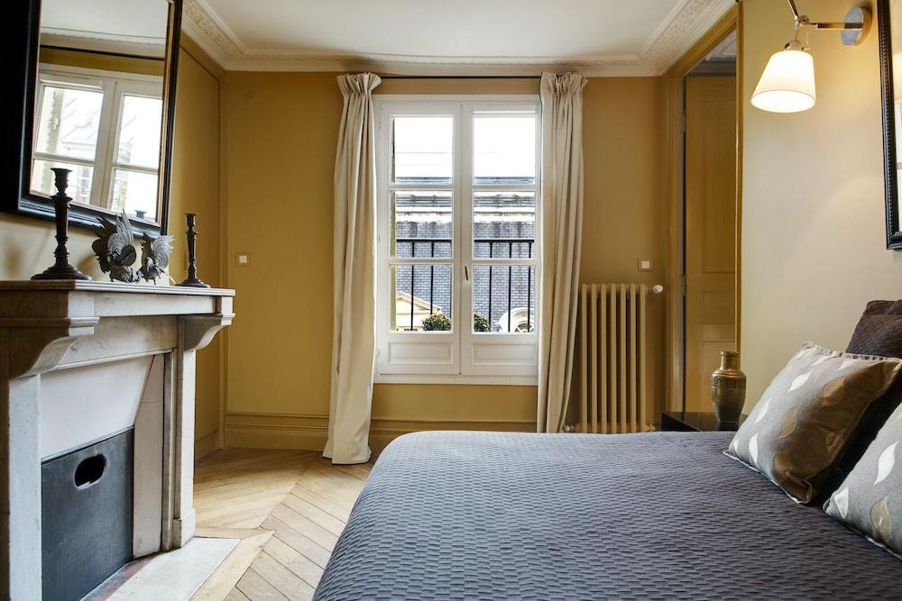 Paris Louvre Elegant residence - Tap to explore photos