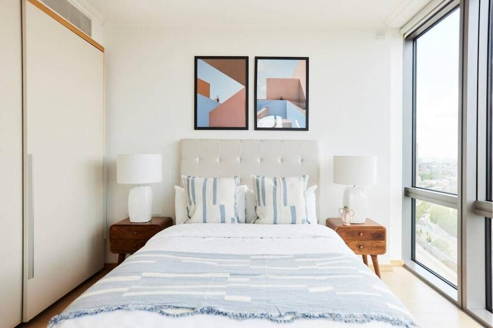 The Canary Wharf Place - Stunning 2bdr Flat - Tap to explore photos