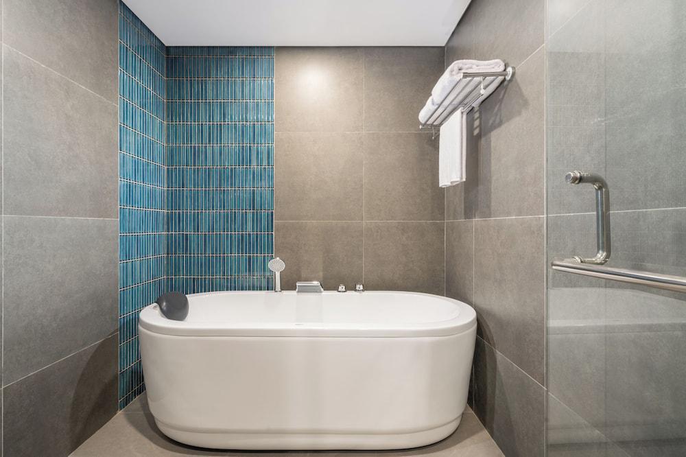 Mercure Jakarta Grogol - Tap to explore photos