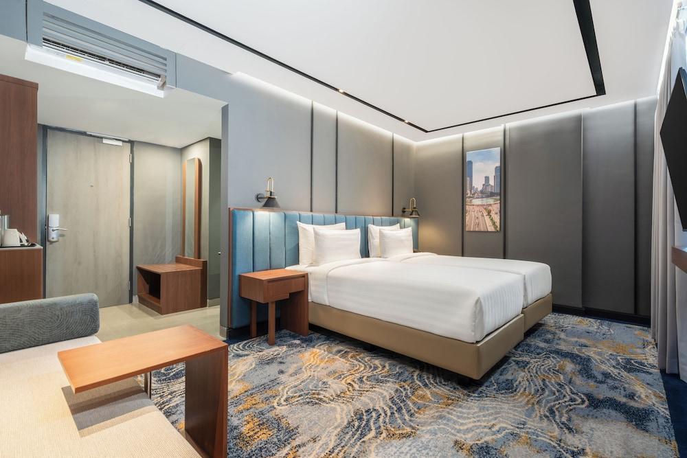 Mercure Jakarta Grogol - Tap to explore photos