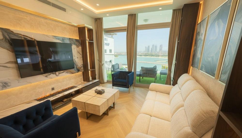 Highend Azure Stay In Palm Jumeirah - Tap to explore photos
