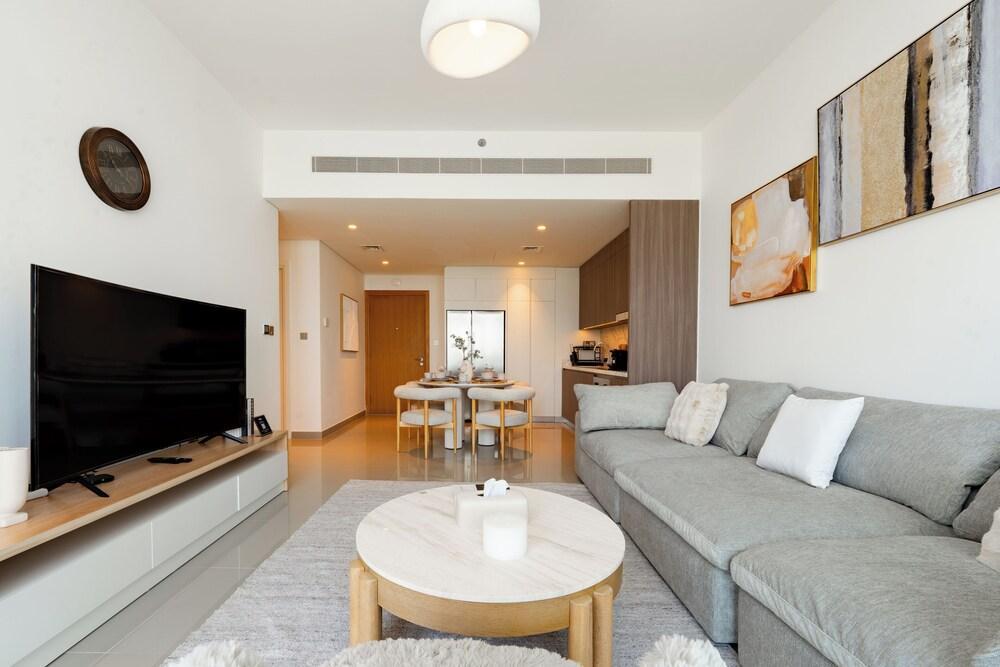 Beach Vista Residences - Dubai Harbour - Tap to explore photos