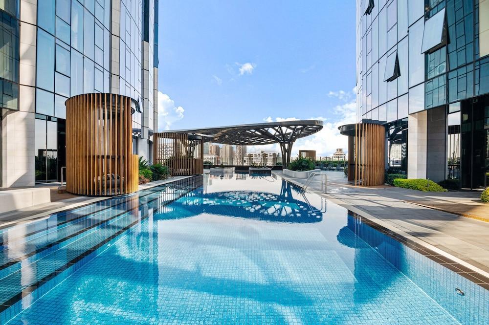 Spacious Modern Apartment With Pool & Gym Access - Tap to explore photos