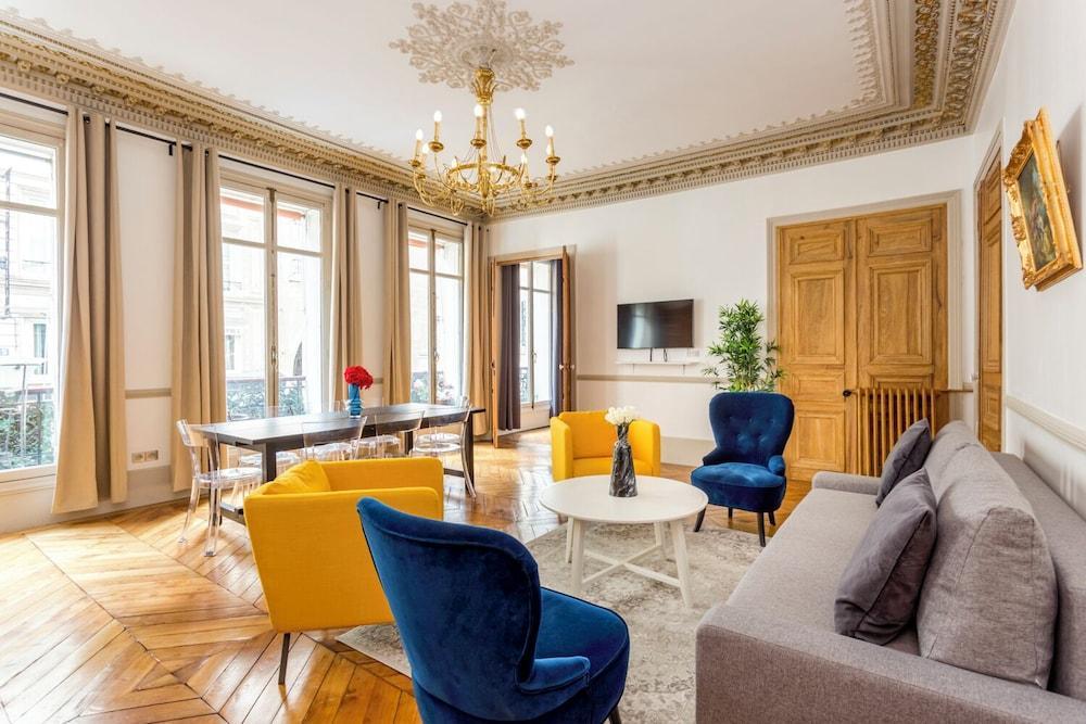 Merveil Family Suite - Opera Castellane - Tap to explore photos