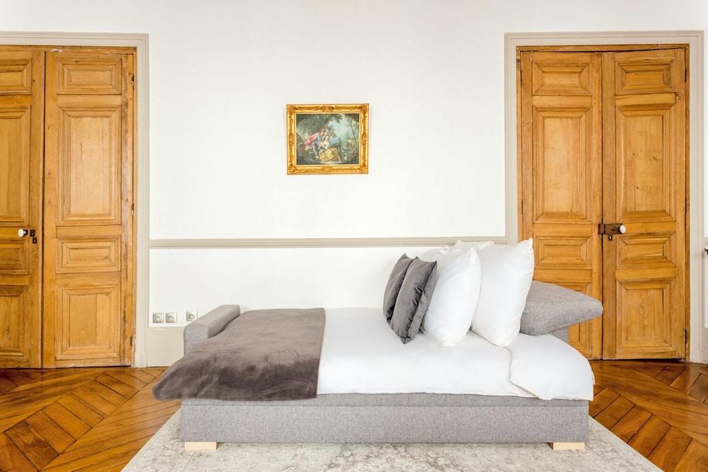 Merveil Family Suite - Opera Castellane - Tap to explore photos