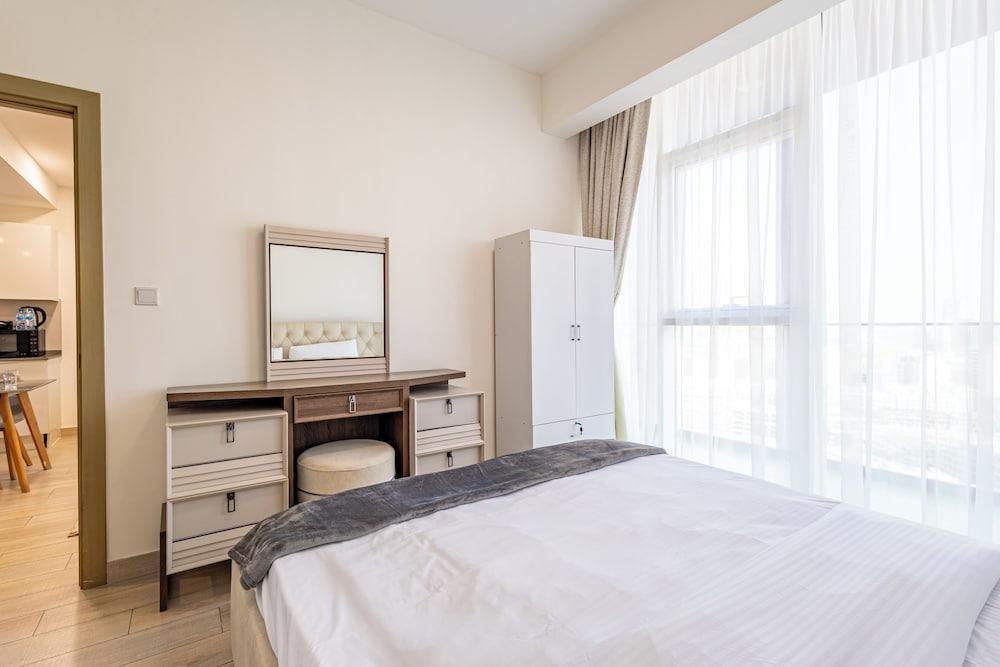 Superhost Stylish 1BR in Bloom Tower - Tap to explore photos