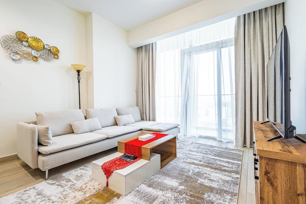 Superhost Stylish 1BR in Bloom Tower - Tap to explore photos