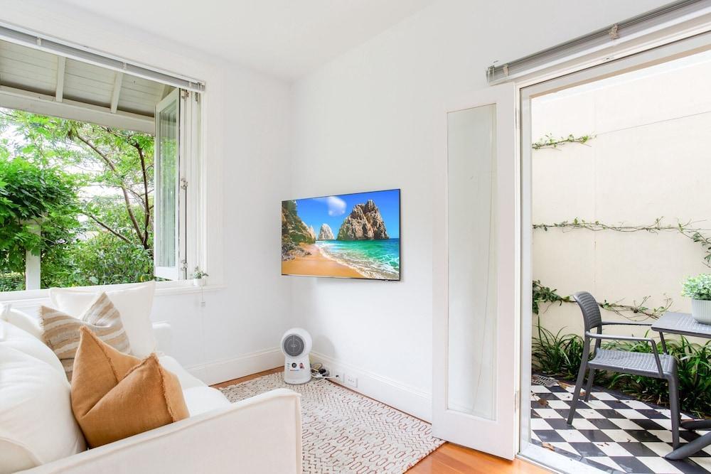 Cosy Inner West Studio With Courtyard - Tap to explore photos