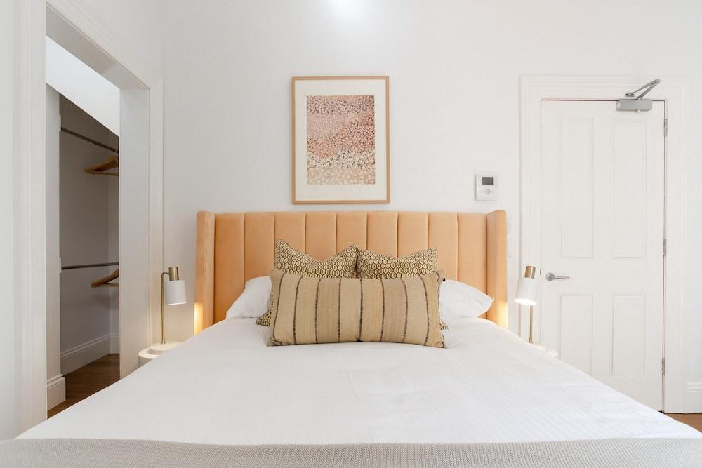 Cosy Inner West Studio With Courtyard - Tap to explore photos