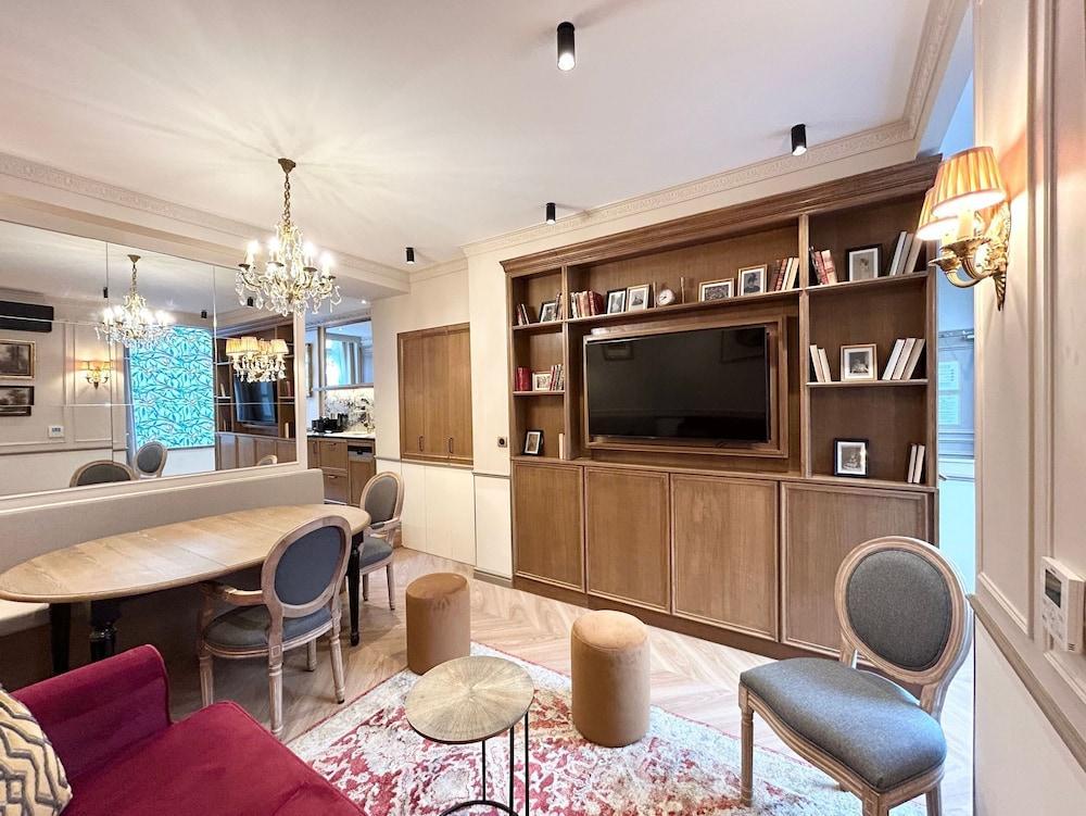 Merveil Luxury Suite - Eiffel Bourgogne - Tap to explore photos