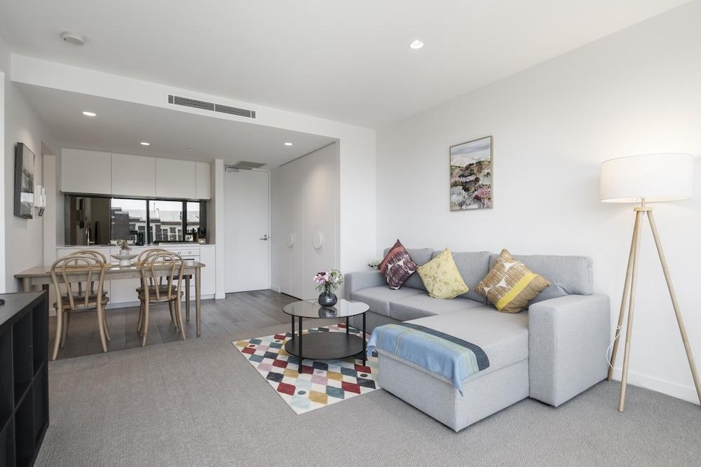 Bright South Yarra Flat With Balcony - Tap to explore photos