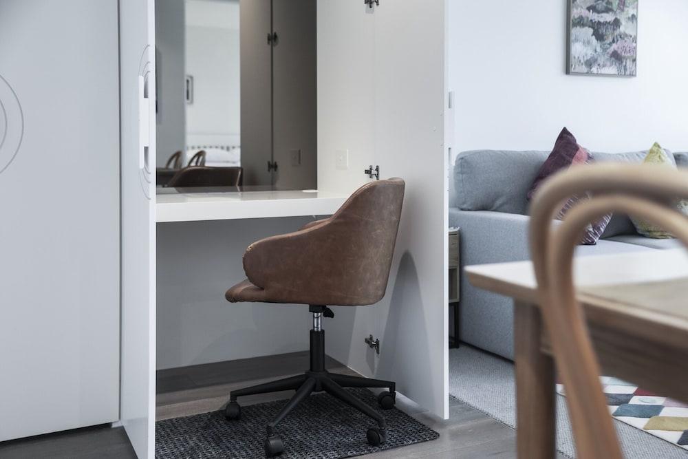 Bright South Yarra Flat With Balcony - Tap to explore photos