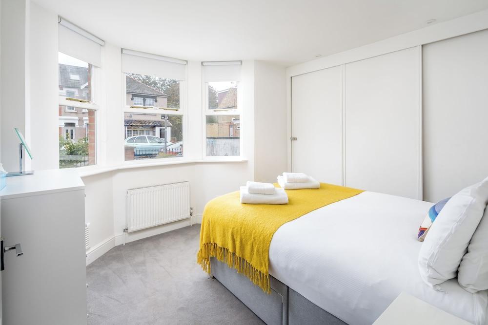 JOIVY 2-bed flat in West London