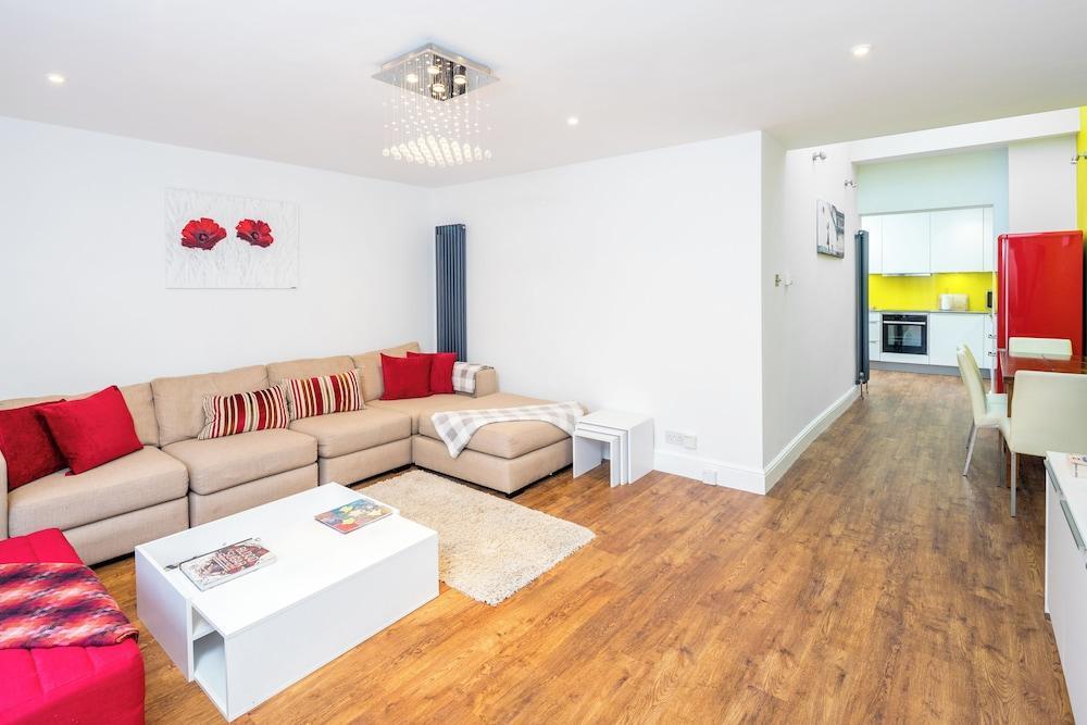 JOIVY 2-bed flat in West London - Tap to explore photos