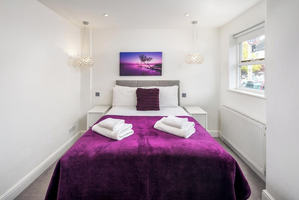 JOIVY 2-bed flat in West London - Tap to explore photos