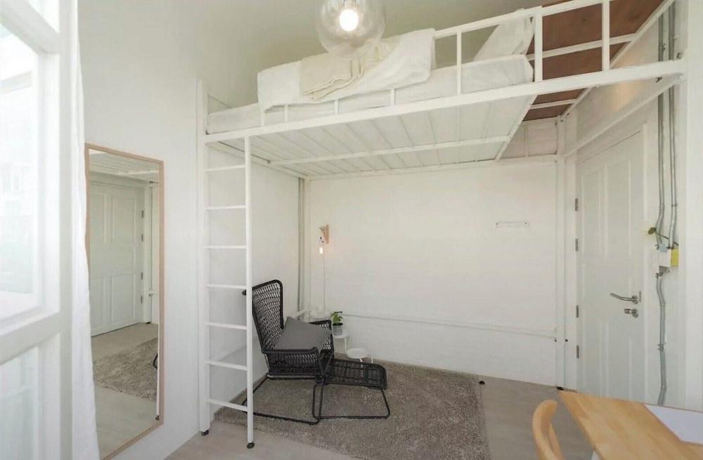 TWH Hostel Bangkok Room Type - City Room, Non Smoking, City View