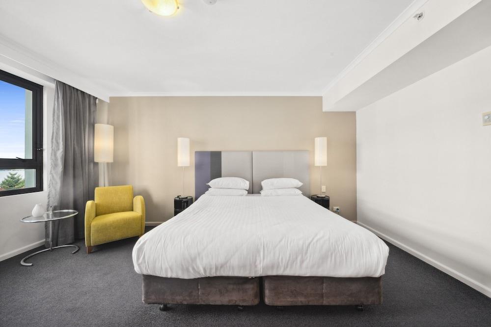 Bright Studio With Pool Access in Parramatta - Tap to explore photos