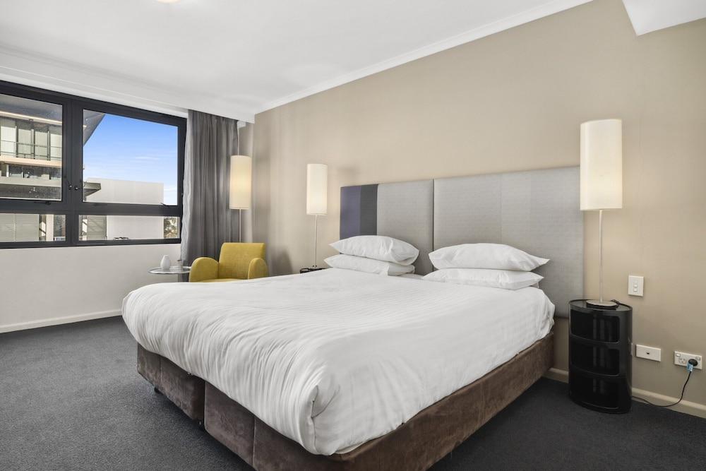 Bright Studio With Pool Access in Parramatta