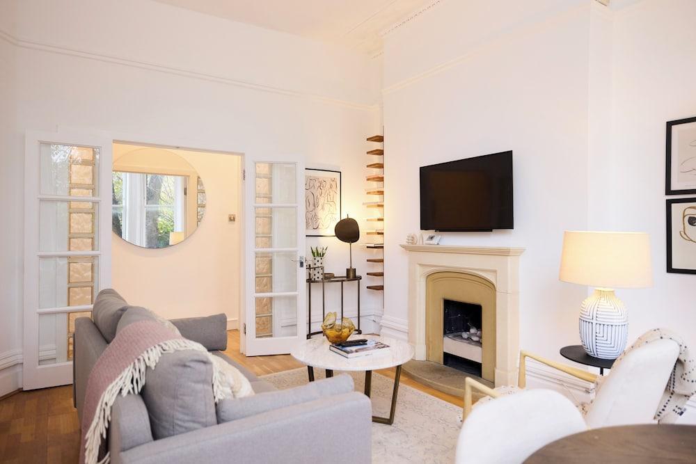Hampstead Parkside Apartment - Tap to explore photos