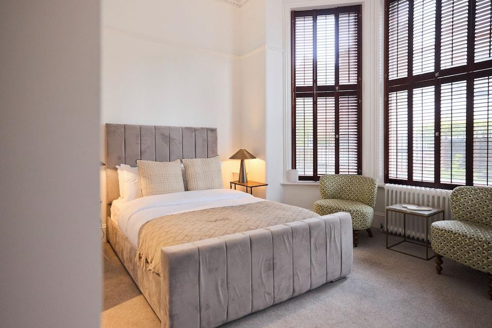 Hampstead Parkside Apartment - Tap to explore photos