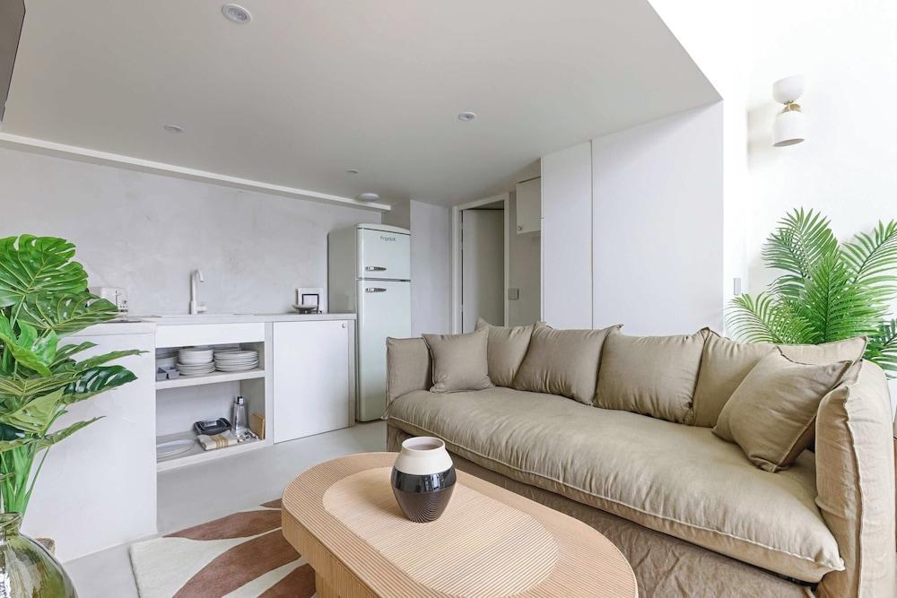 Beautiful AC Duplex Bastille Le Marais - Tap to explore photos