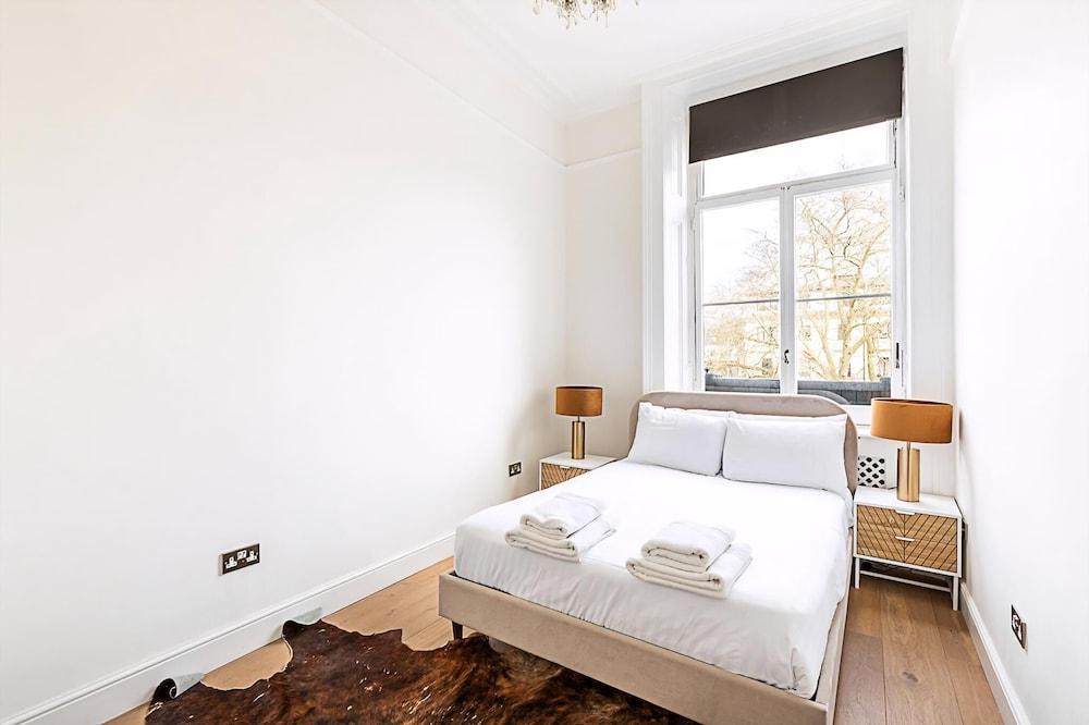 Central London Chic Townhouse - Tap to explore photos