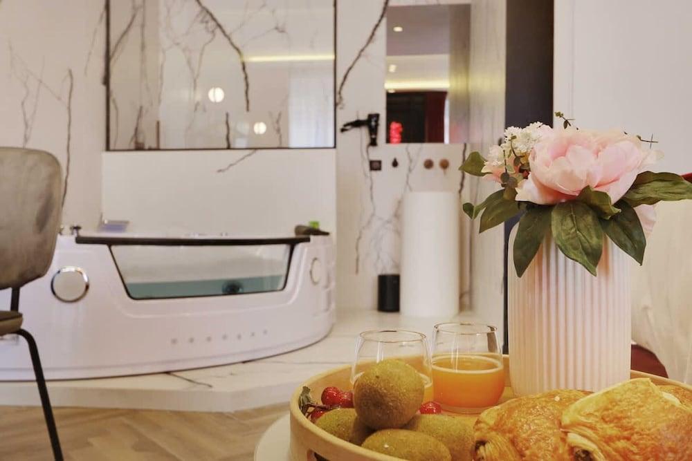 Luxurious Suite With AC Le Marais Beaubourg - Tap to explore photos